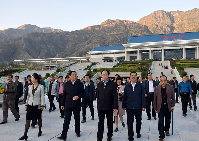 全國、省市政協(xié)委員體驗蘭渝鐵路、視察階州廣場